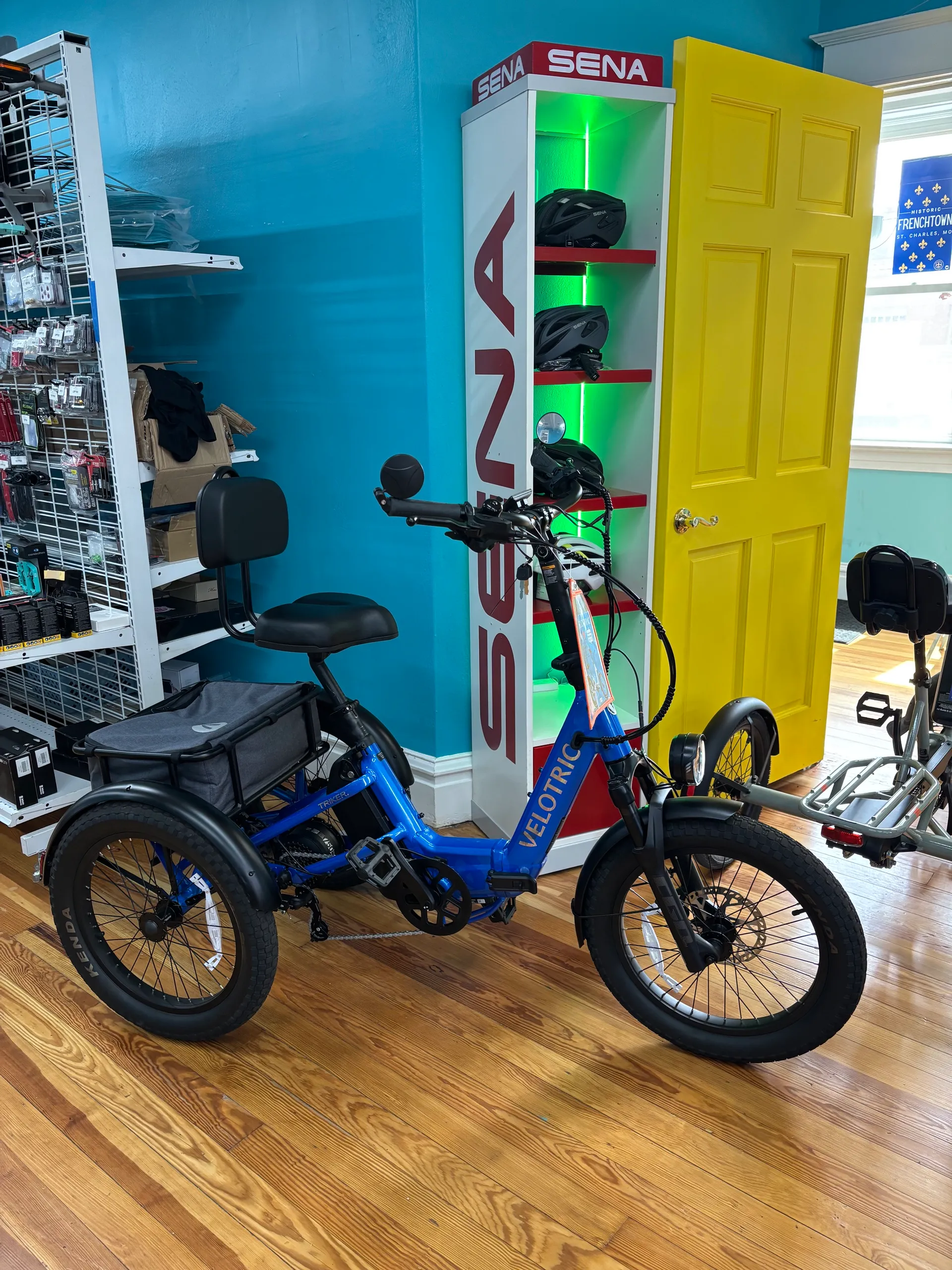 Three-wheeled electric trike with rear-motor trans-axle design