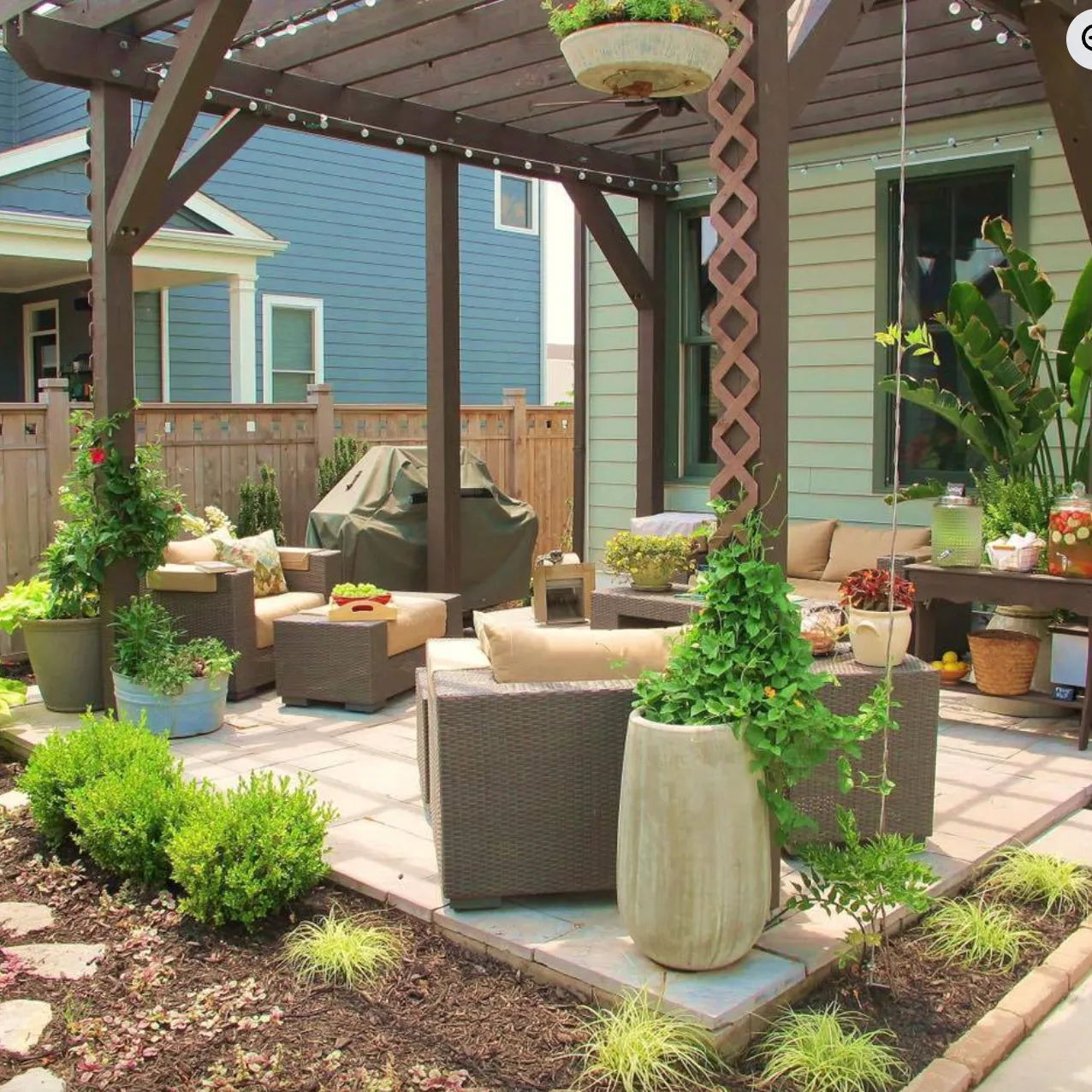 A private New Town garden featured on the garden tour